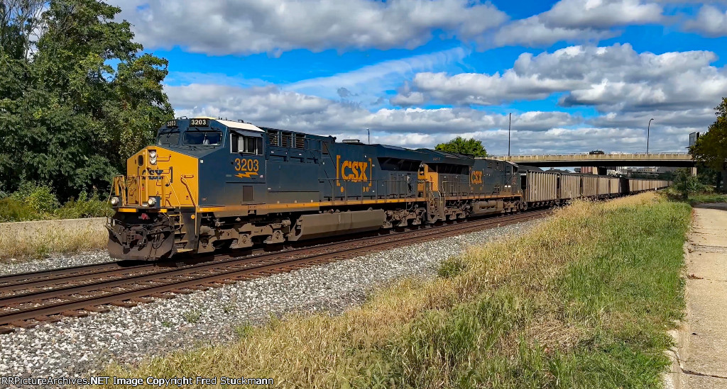 CSX 3203 leads C035.